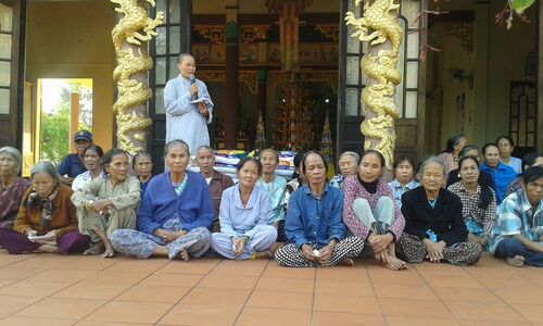 Giúp đỡ các cụ già bệnh yếu neo đơn và đồng bào nghèo tại Thừa Thiên Huế