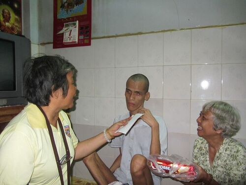 Giúp đỡ các cụ già bệnh yếu neo đơn và người tàn tật tại Sài gòn