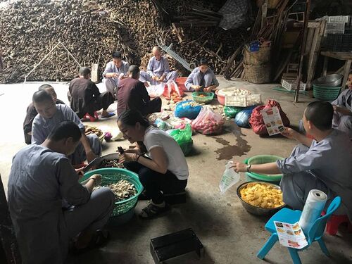 Thiện nguyện viên tại Đà Nẵng nấu bữa ăn cho bệnh nhân nghèo