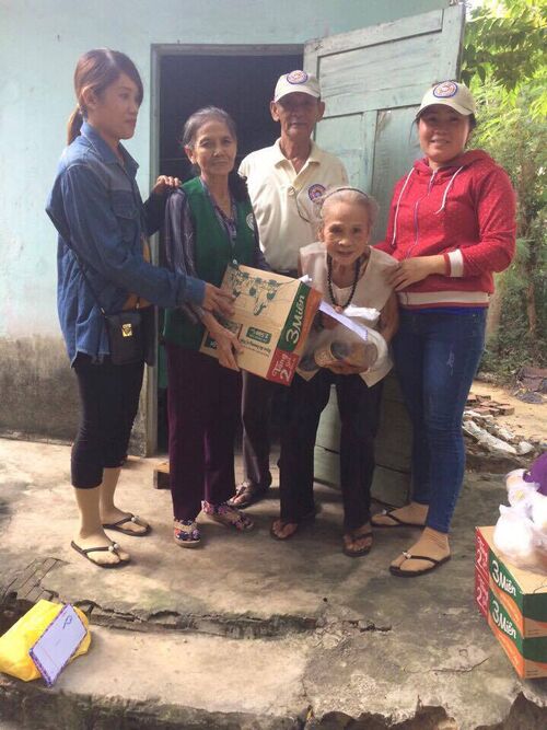 Thăm viếng và giúp đỡ các cụ già bệnh yếu neo đơn, người tàn tật, và trẻ em mồ côi tại Tuy Phước, Bình Định