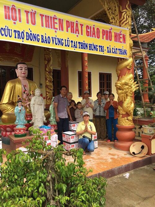 Thiện nguyện viên Hội Phổ Hiền tại Quy Nhơn đi thăm và giúp đỡ nạn nhân lũ lụt tại Phù Cát, Bình Định