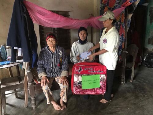 Thăm và tặng chăn ấm cho các cụ già vùng lụt