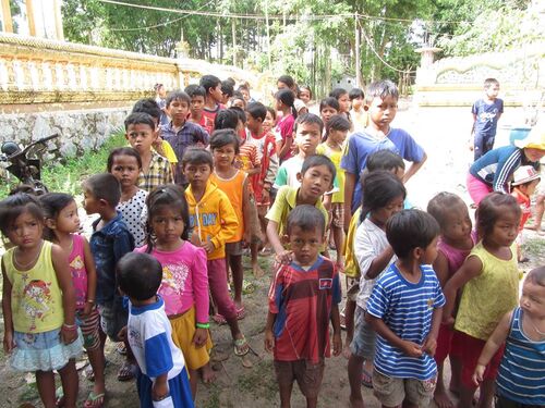 Giúp đỡ trẻ em và đồng bào Khmer nghèo tại Cà Tum, Tây Ninh nhân mùa Phật đản