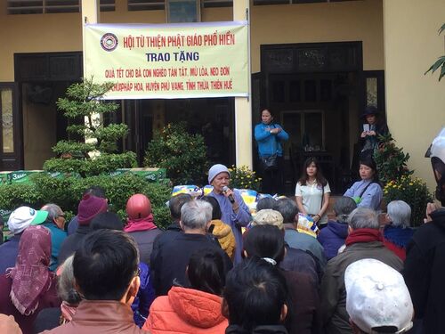 Thăm và trao quà Tết cho các cụ già bệnh yếu, người tàn tật, và các gia đình nghèo tại Huế