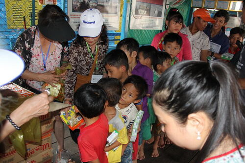 Thăm và giúp đỡ trẻ em và đồng bào nghèo tại biển hồ Cambodia