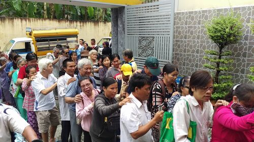 Giúp đỡ người mù lòa và tàn tật tại Sài Gòn nhân mùa Phật Đản