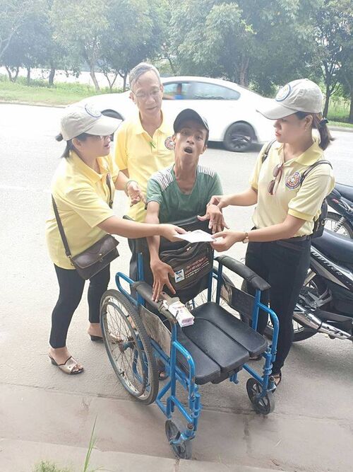 Giúp đỡ các cụ già bệnh yếu, các gia đình nghèo, bệnh nhân nghèo, người tàn tật tại Huế nhân mùa Vu Lan