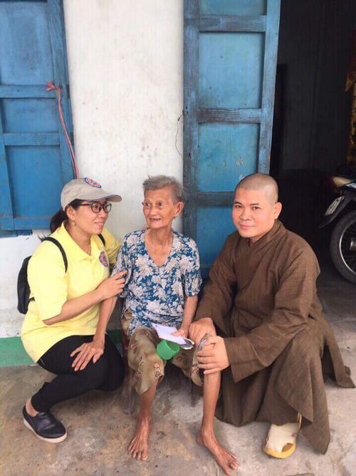 Giúp đỡ các cụ già bệnh yếu, các gia đình nghèo, bệnh nhân nghèo, người tàn tật tại Bình Định nhân mùa Vu Lan