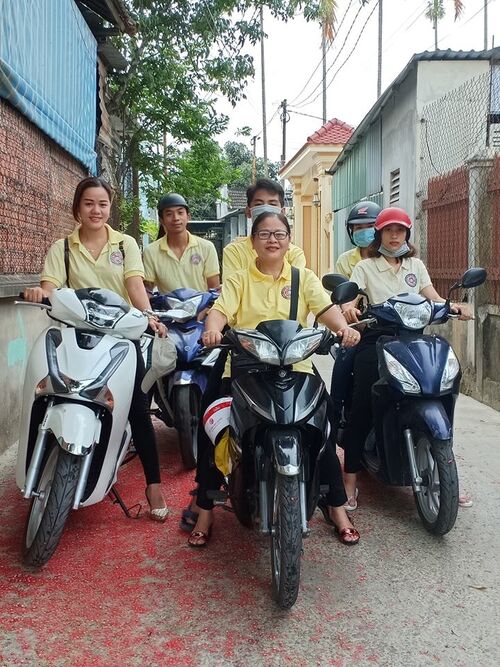 Đi thăm và giúp đỡ người già yếu, bệnh tật và các gia đình nghèo tại Huế nhân mùa Phật Đản