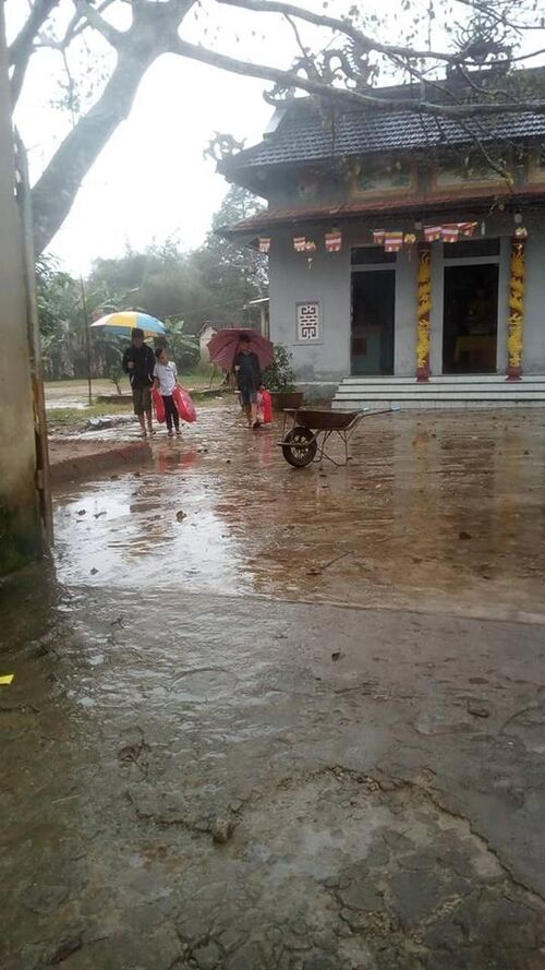Giúp đỡ chăn ấm cho các cụ già nghèo tại huyện Phú Lộc, Thừa Thiên Huế nhân dịp Tết Kỷ Hợi sắp đến