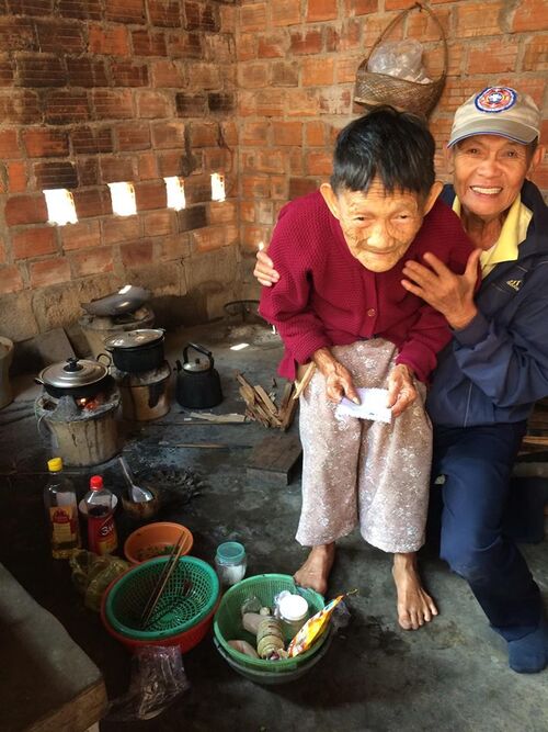 Thăm và giúp đỡ các cụ già bệnh yếu neo đơn tại Phù Cát, Bình Định nhân dịp Tết Kỷ Hợi