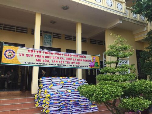 Trao quà Tết cho đồng bào nghèo khó, người tàn tật, mù lòa tại huyện Phú Vang, Thừa Thiên Huế