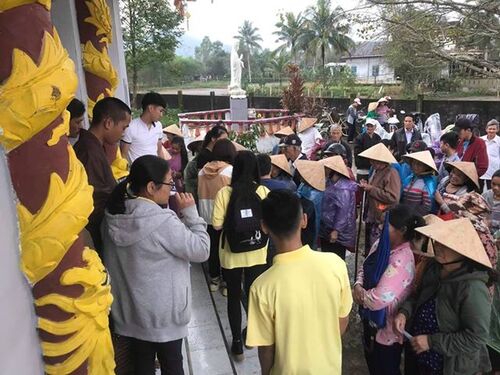 Phát gạo cho đồng bào nghèo tại huyện Phú Lộc, Thừa Thiên Huế