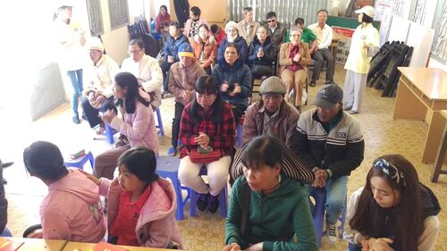 Giúp đỡ người mù lòa và tàn tật tại Đà Lạt nhân dịp Tết Kỷ Hợi