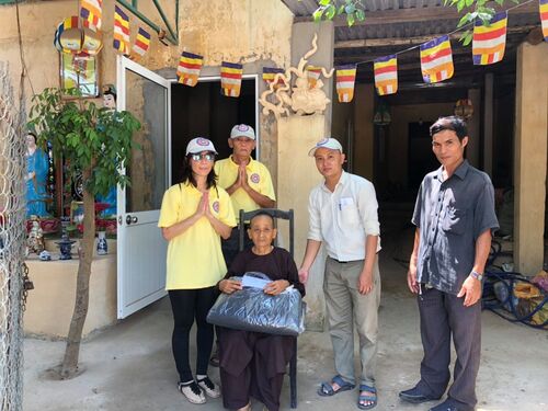Thăm và giúp đỡ các cụ già bệnh yếu neo đơn tại Bình Định nhân mùa Phật Đản