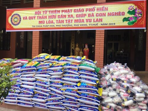 Giúp đỡ đồng bào mù, người tàn tật, trẻ em tật nguyền tại Huế nhân mùa Vu Lan