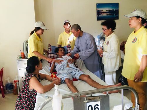 Thiện nguyện viên Hội Phổ Hiền tại Huế đi thăm và giúp đỡ bệnh nhân nghèo