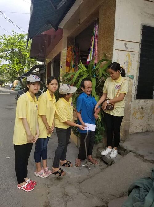 Thăm và tặng quà Tết cho đồng bào nghèo khó, người tàn tật, bệnh nhân nghèo tại Huế nhân dịp Tết