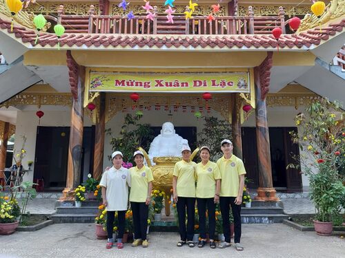 Thiện nguyện viên Hội Phổ Hiền đi thăm các hoàn cảnh tật bệnh và nghèo khó đầu năm Canh Tý