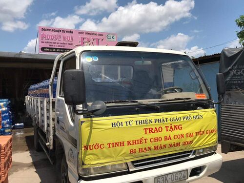 Giúp đỡ nạn nhân hạn hán tại Tiền Giang và Bến Tre