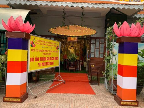 Giúp đỡ người mù loà, tàn tật, và các gia đình nghèo tại Tiền Giang nhân mùa Phật đản