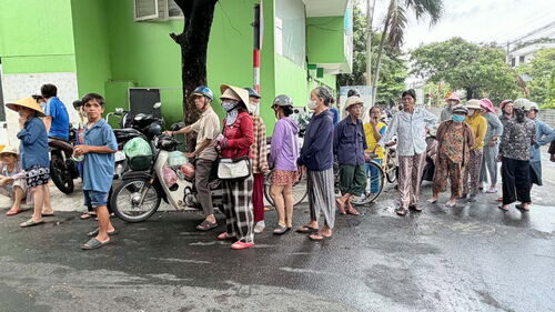 Bữa ăn và quà cho bà con nghèo và trẻ em khuyết tật và mồ côi tại Đà Nẵng