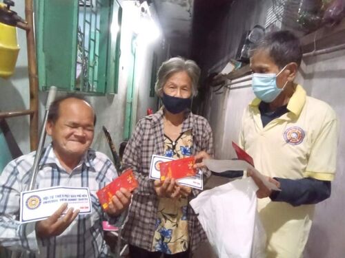 Giúp đỡ thực phẩm cho người dân các khu xóm nghèo và cư dân xóm trọ tại quận Tân Phú, Sài Gòn trong mùa dịch
