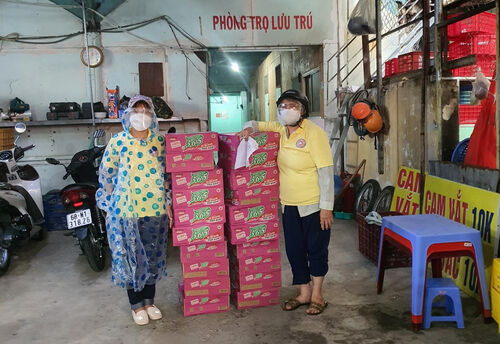 Giúp đỡ thực phẩm cho bệnh nhân nghèo sinh sống tại các khu nhà trọ gần bệnh viện ung bướu tại Sài Gòn