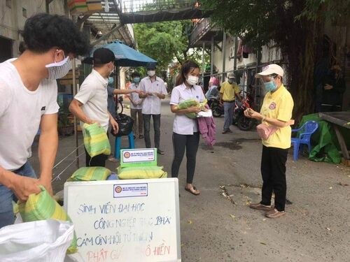 Giúp đỡ các em sinh viên nghèo trong các xóm trọ nghèo tại Sài gòn