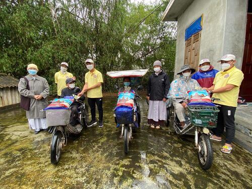 Thiện nguyện viên Hội Phổ Hiền tại Huế đi thăm và giúp đỡ các cụ già bệnh yếu neo đơn, trẻ em khuyết tật, và người tàn tật (đợt 2)