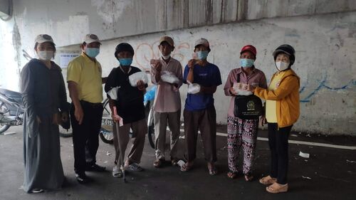 Thiện nguyện viên Hội Phổ Hiền tại Huế nấu xôi và tặng quà cho bà con nghèo