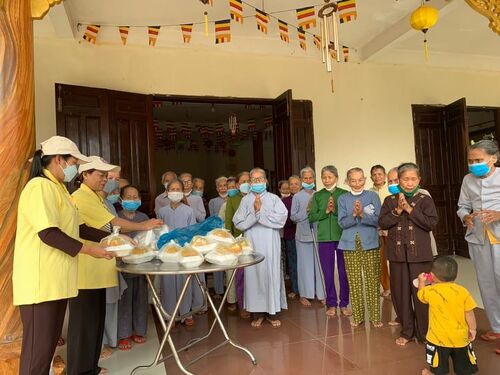 Chư Ni và thiện nguyện viên Hội Phổ Hiền tại chùa Phú Thọ nấu mì quảng chay cho các cụ già và bà con nghèo