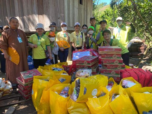 Thiện nguyện viên Hội Phổ Hiền tại Huế cùng tham gia giúp đỡ đồng bào dân tộc thiểu số nghèo tại Quảng Ngãi với Nhóm CTXH Đom Đóm