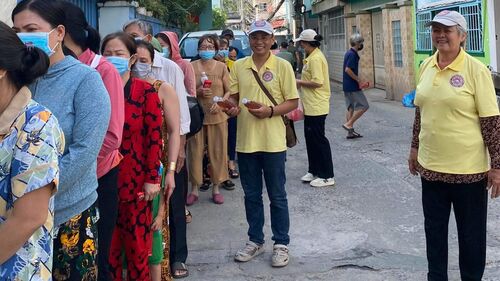 Thiện nguyện viên Hội Phổ Hiền tại Sài Gòn tặng các phần ăn cho bệnh nhân và người chăm sóc nghèo