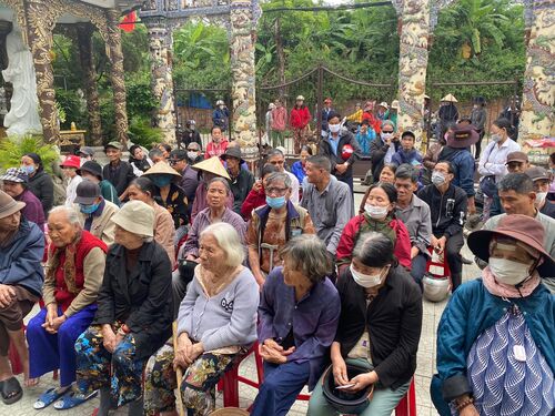 Giúp đỡ người mù lòa, tàn tật, các cụ già bệnh yếu neo đơn, và các gia đình nghèo tại Huế