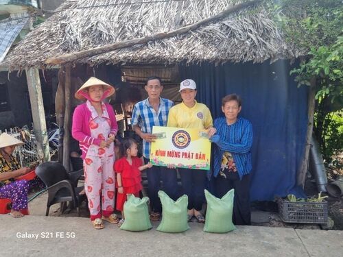 Giúp đỡ đồng bào nghèo tại Cà Mau nhân mùa Phật đản
