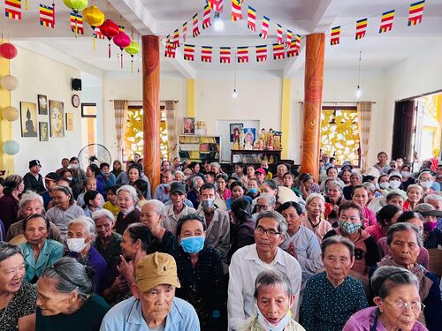 Giúp đỡ đồng bào nghèo, người tàn tật, và cụ già bệnh yếu tại Quảng Nam nhân mùa Phật đản
