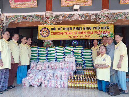 Trao quà và giúp bữa ăn cho Đạo Tràng Niệm Phật của người khiếm thị và các cụ già bệnh yếu tại Huế nhân mùa Phật đản