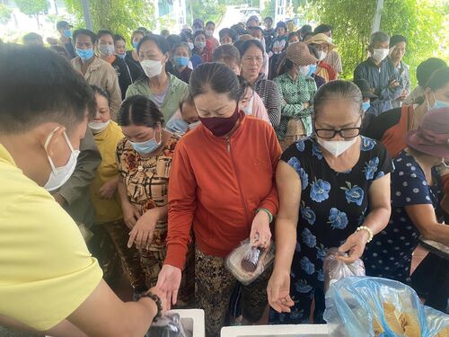 Chương trình từ thiện mùa Phật đản tặng bữa ăn cho bệnh nhân và người thăm bệnh và giúp đỡ bệnh nhân lọc thận tại Bảo Lộc