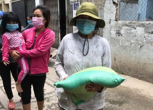 Giúp đỡ gạo, thực phẩm và tiền mặt cho gần 400 gia đình nghèo trong các khu nhà trọ và khu cách ly tại các quận Bình Chánh, Tân Phú, và Bình Tân, Sài Gòn trong mùa dịch