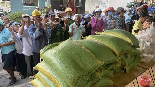 Giúp đỡ đồng bào nghèo, người dân tộc thiểu số, và bệnh nhân chạy thận tại Lâm Đồng nhân mùa Phật đản