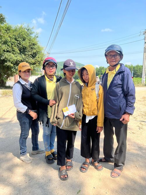 Thiện nguyện viên Hội Phổ Hiền tại Quy Nhơn đi trao bảo trợ hàng tháng