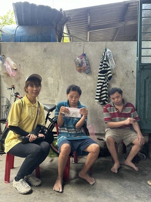 Hình ảnh thiện nguyện viên Hội Phổ Hiền đi thăm và giúp đỡ đồng bào nghèo tại Bình Định