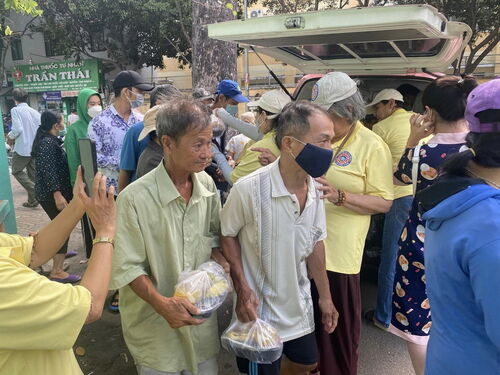 Thiện nguyện viên Hội Phổ Hiền tại Sài gòn giúp bữa ăn cho bệnh nhân và người nghèo