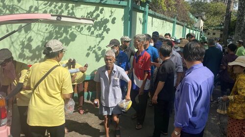 Thiện nguyện viên Hội Phổ Hiền tại Sài gòn tiếp tục giúp bữa ăn cho bệnh nhân nghèo và người chăm sóc bệnh
