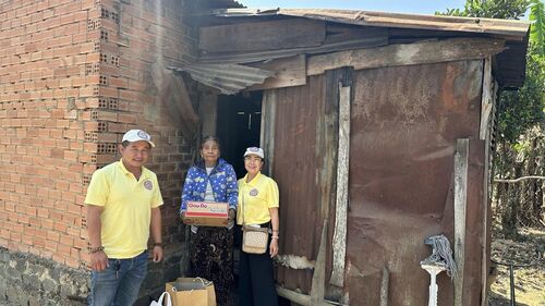 Hình ảnh thiện nguyện viên Hội Phổ Hiền đi thăm và giúp đỡ đồng bào nghèo tại Di Linh