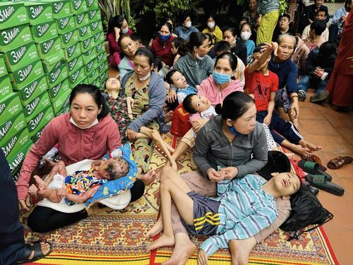 Giúp đỡ người mù loà, trẻ em khuyết tật, và cụ già bệnh yếu tại Huế nhân mùa Phật đản