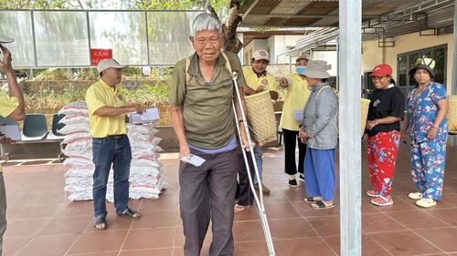 Hình ảnh thiện nguyện viên Hội Phổ Hiền tiếp tục đi thăm và giúp đỡ đồng bào nghèo tại Di Linh
