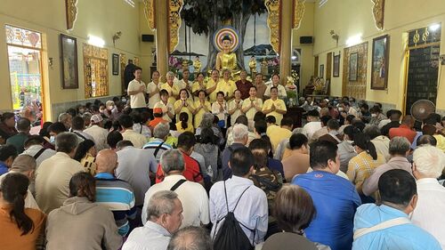 Giúp đỡ người mù loà và tàn tật tại Sài gòn nhân mùa Phật đản
