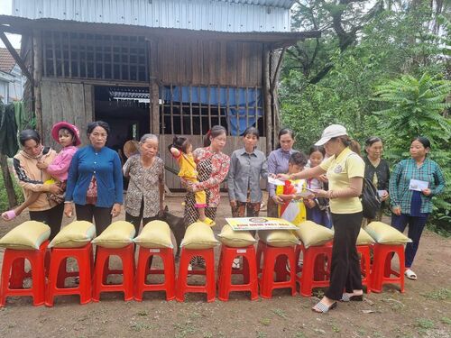 Giúp đỡ đồng bào nghèo tại Cà Mau nhân mùa Phật đản